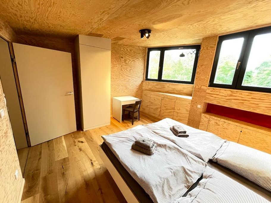Grosse Mit Loggia Apartment