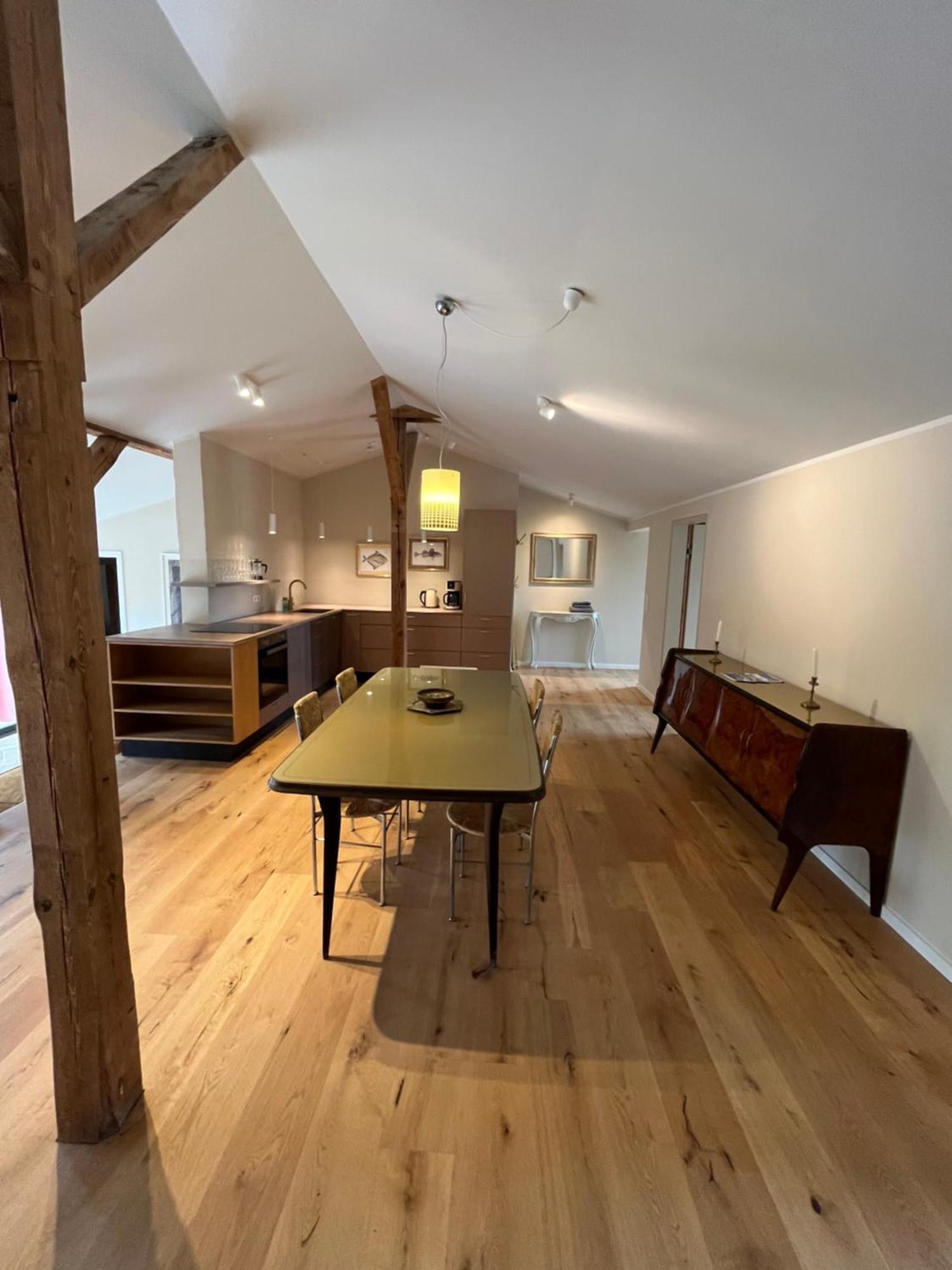 Grosse Mit Loggia Apartment